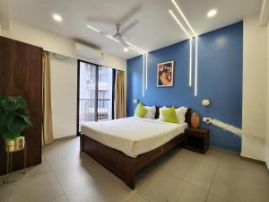Postel nebo postele na pokoji v ubytování Premium 1BHK Urban Stay - Pool, Gym & Modern Comforts Near Candolim Beach + 43 fotografií