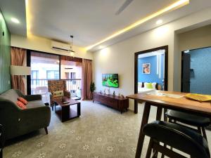 TV a/nebo společenská místnost v ubytování Premium 1BHK Urban Stay - Pool, Gym & Modern Comforts Near Candolim Beach