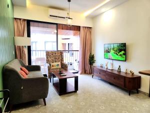 Μια τηλεόραση ή/και κέντρο ψυχαγωγίας στο Premium 1BHK Urban Stay - Pool, Gym & Modern Comforts Near Candolim Beach