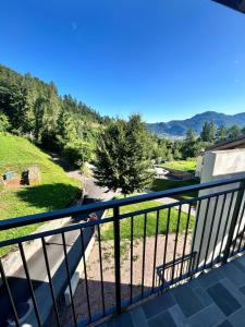 un balcón con vista a las montañas en Ca' Caola Relax, en Pergine Valsugana