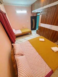 KottakupamCasa Serenity 1bhk villa Near Serenity Beach的一间有两张床的房间