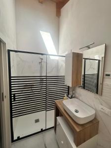 Un baño con lavabo y ducha de cristal. en Ca' Caola Relax, en Pergine Valsugana 10 fotos más