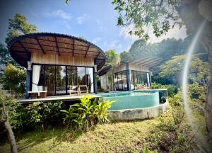 una casa con una piscina in mezzo a un campo di Awana Villa Resort Yaonoi - SHA Extra Plus a Ko Yao Noi