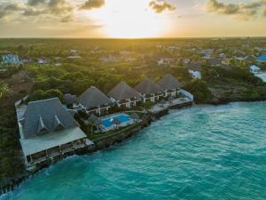 Una vista aérea de una casa en una isla en el agua. en Mahi Mahi Beach Hotel, en Jambiani