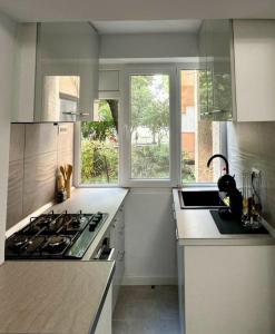 Η κουζίνα ή μικρή κουζίνα στο Apartament confortabil, ideal pt 2 adulti si 2 copii sau 3 adulti