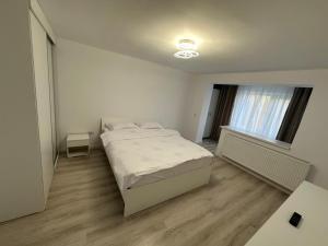 Ένα ή περισσότερα κρεβάτια σε δωμάτιο στο Apartament confortabil, ideal pt 2 adulti si 2 copii sau 3 adulti
