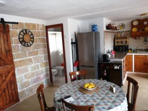 a kitchen with a table with a bowl of fruit on it at Casa del Convento I- Apartamento rural - in Montán
