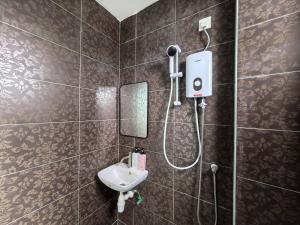 Un baño con ducha con lavabo y espejo. en Simfoni Comfy Premium 09, en Kuah 30 fotos más