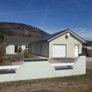 Cảnh núi rừng hoặc tầm nhìn ra núi từ biệt thự