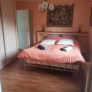 Giường trong phòng chung tại Villa 3 chambres tout confort