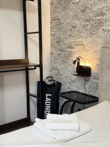 a room with a table and a bag on a bed at Oslo: Messe-/Business-/Ferienwohnung in Leichlingen