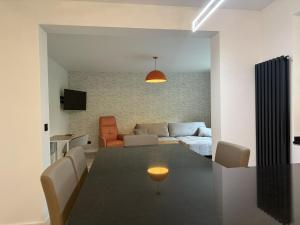 a dining room and living room with a table at Oslo: Messe-/Business-/Ferienwohnung in Leichlingen +32 photos