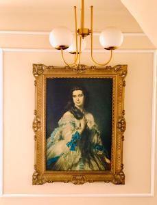 ein Bild einer Frau, die an einer Wand hängt in der Unterkunft Résidence touristique marcadal in Fort de lʼEau