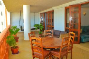 Ruang duduk di Shanzu Oceanfront Apartments, La Mera