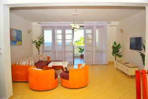 Ruang duduk di Shanzu Oceanfront Apartments, La Mera