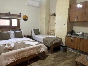 Una habitación de hotel con dos camas y un lavabo. en EZEL HANIM KONAĞI, en Şahinbey