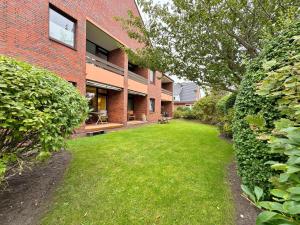 un patio frente a un edificio de ladrillo en Feriennest mit Terasse, en Süderende