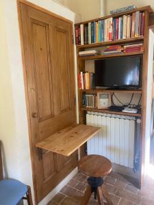 Μια τηλεόραση ή/και κέντρο ψυχαγωγίας στο Chambre d hôte privee 1 personne +24 φωτογραφίες