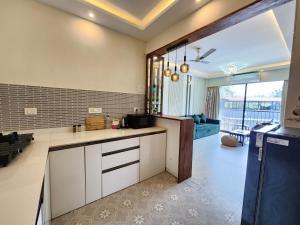 Η κουζίνα ή μικρή κουζίνα στο Goan Designer 1BHK - Pool, Gym, 5 Minutes to Candolim Beach
