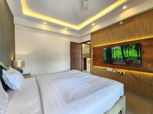Ένα ή περισσότερα κρεβάτια σε δωμάτιο στο Goan Designer 1BHK - Pool, Gym, 5 Minutes to Candolim Beach +46 φωτογραφίες