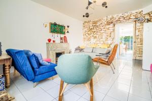 ein Wohnzimmer mit einer blauen Couch und einem Kamin in der Unterkunft Maison spacieuse cœur de ville avec spa & cheminée in Lorient