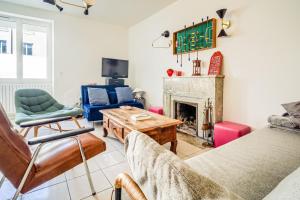 ein Wohnzimmer mit Couch und Kamin in der Unterkunft Maison spacieuse cœur de ville avec spa & cheminée in Lorient