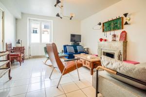 ein Wohnzimmer mit Couch und Kamin in der Unterkunft Maison spacieuse cœur de ville avec spa & cheminée in Lorient