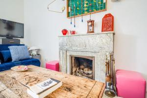 ein Wohnzimmer mit Tisch und Kamin in der Unterkunft Maison spacieuse cœur de ville avec spa & cheminée in Lorient