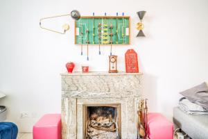 ein Wohnzimmer mit einem Kamin mit einem grünen Fensterladen in der Unterkunft Maison spacieuse cœur de ville avec spa & cheminée in Lorient + 35 Fotos