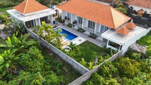 an aerial view of a house with a swimming pool at Umah D'Kancagan in Ungasan