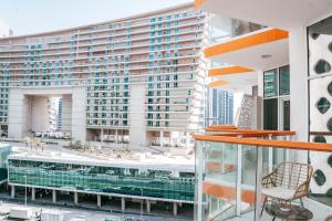 Balkón nebo terasa v ubytování Urban Escapade l Balcony with Canal & Burj Khalifa View l Downtown near Dubai Mall