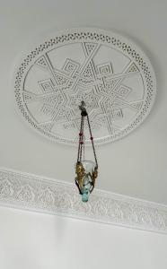 una lámpara de araña colgando del techo de una habitación en Dar El Nour Corniche Hammamet, en Hammamet