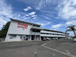 un bâtiment avec un panneau du mois des buggies sur le côté dans l'établissement Budget Inn Corcoran Near Tulare CA 43, à Corcoran