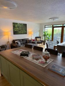 a living room with a table and a couch at Silvan Villa - Apart in Sighişoara
