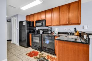 O bucătărie sau chicinetă la Hosteeva Beachfront Condo at Anderson Ocean Club +42 fotografii