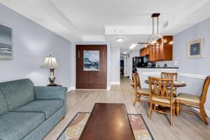 O bucătărie sau chicinetă la Hosteeva Beachfront Condo at Anderson Ocean Club