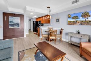 O bucătărie sau chicinetă la Hosteeva Beachfront Condo at Anderson Ocean Club