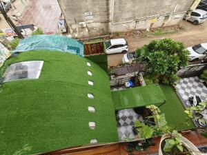 Una vista aérea de un edificio verde con una cúpula. en Aircraft themed unique stay with pool, en Zirakpur