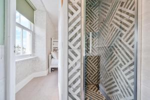 un pasillo con una pared cubierta de paneles de madera en Perfectly Located, Central Bowness Flat With Free Parking and Lake Views, en Windermere 20 fotos más