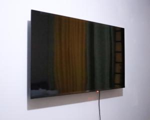 内罗毕The Hideout的挂在墙上的平板电视