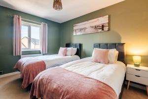 Katil atau katil-katil dalam bilik di Modern & stylish 4 bed home with garden