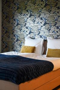a bedroom with a bed with blue and white wallpaper at Bos appartement voor 4 personen in De Lutte