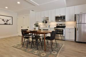 Η κουζίνα ή μικρή κουζίνα στο 3 BR Urban Hideaway - Steps from Daily's TIAA Fld