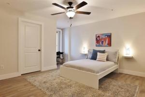 Ένα ή περισσότερα κρεβάτια σε δωμάτιο στο 3 BR Urban Hideaway - Steps from Daily's TIAA Fld
