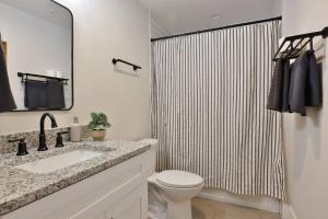 Ένα μπάνιο στο 3 BR Urban Hideaway - Steps from Daily's TIAA Fld