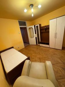 Zimmer mit einem Bett und einem Sofa sowie einer Küche in der Unterkunft Apartament 3 camere in Tîrnăveni
