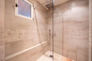 Un baño de Le Patio Carreterie - Maison chaleureuse avec Jacuzzi Extérieur Privatif - Primée pour sa déco 18 fotos más