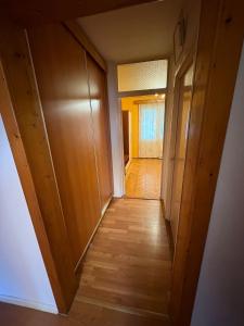 ein leerer Flur in einem Haus mit Holztüren in der Unterkunft Apartament 3 camere in Tîrnăveni