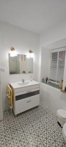 ein weißes Badezimmer mit Waschbecken und Toilette in der Unterkunft La Casa de Antonina in Castilblanco de los Arroyos