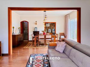 a living room with a couch and a dining room at Vista Top - Casa prox centro 3Qts c/ churrasqueira in Poços de Caldas